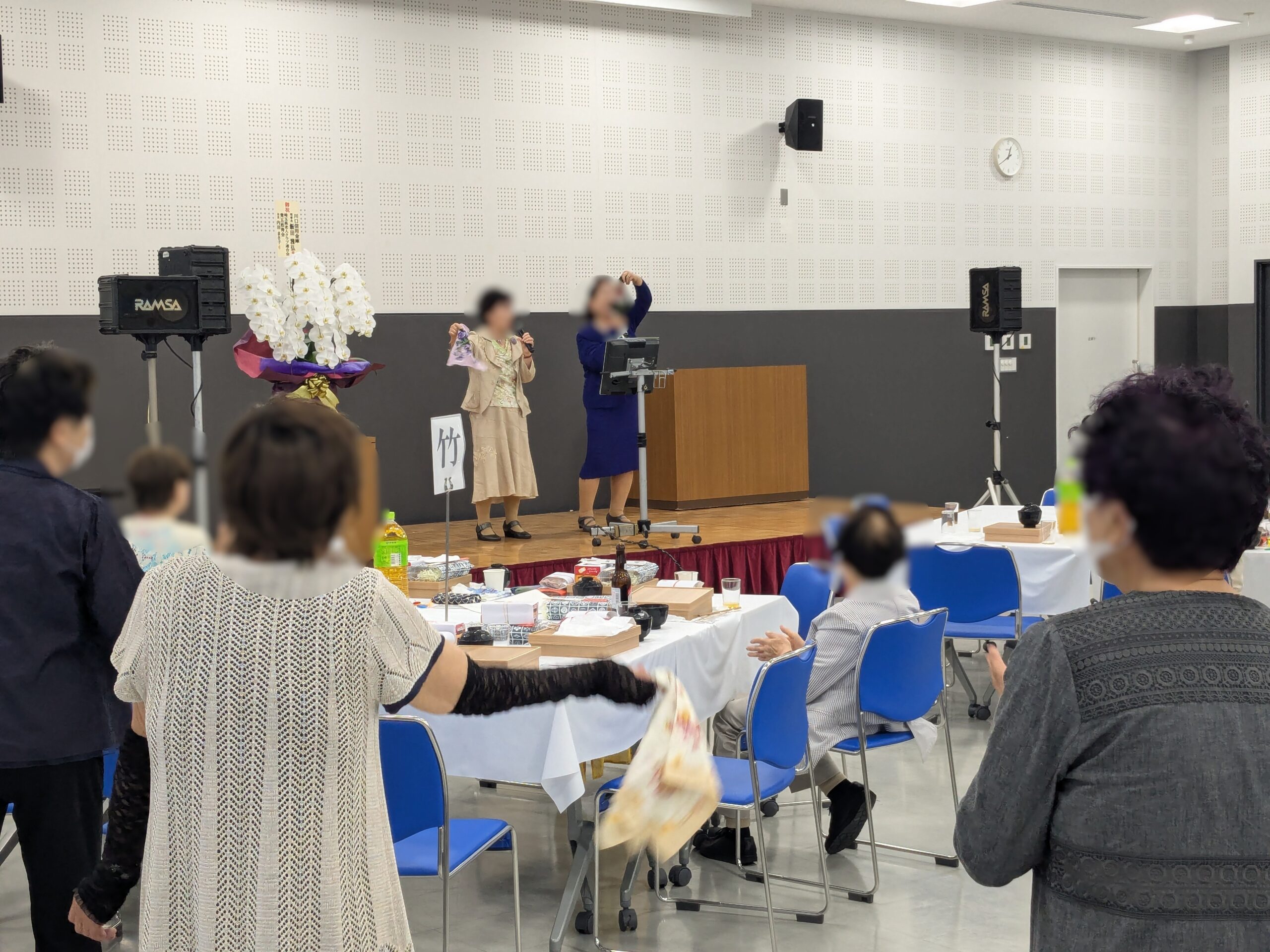 カラオケ大会女性歌